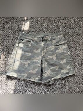 American Eagle Baggy Camo Shorts
